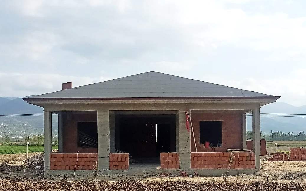 Tuğla duvarlı, kırma çatılı tek katlı bahçe evi