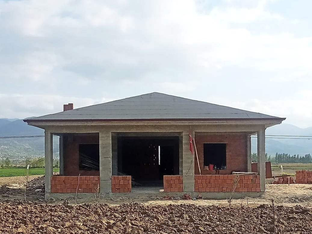 Tuğla duvarlı, kırma çatılı tek katlı bahçe evi