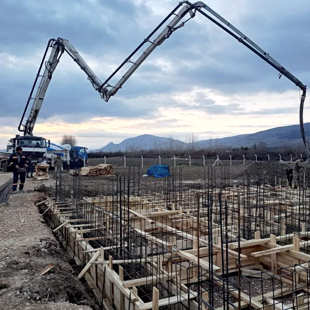 Temel betonunu döken beton pompası