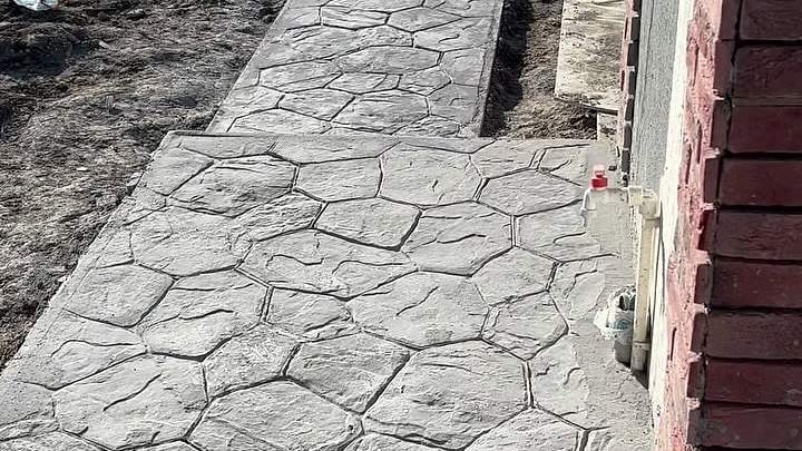 Taş desenli baskı beton yürüyüş yolu