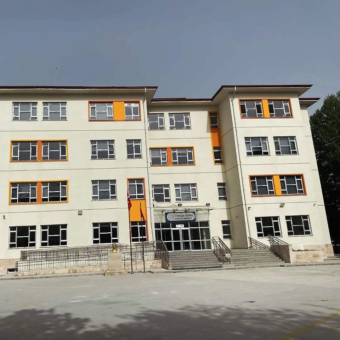 Ortaokulun ön cephesi ve giriş merdivenleri