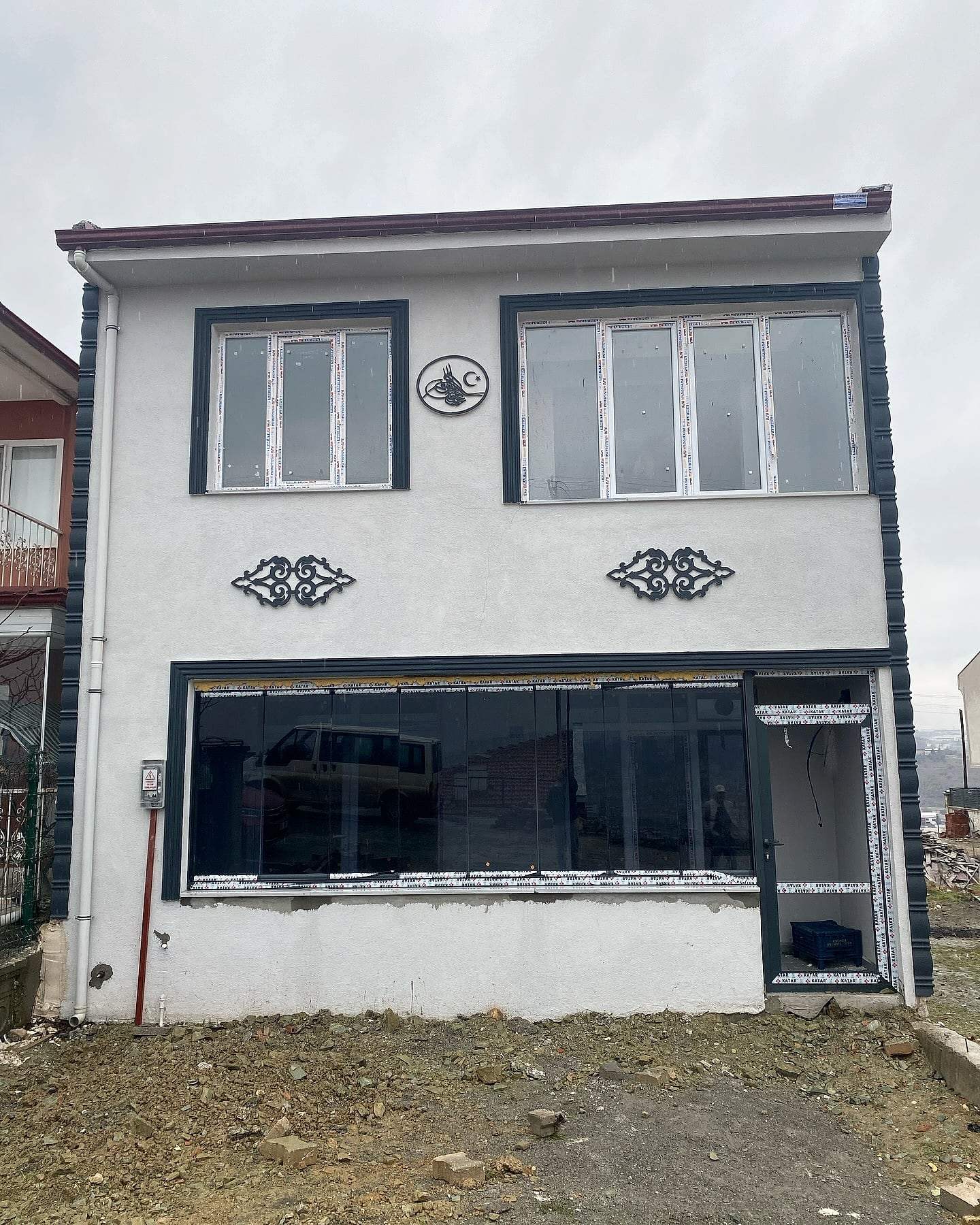 Cephe süslemeleri ve zemin kattaki geniş vitrin