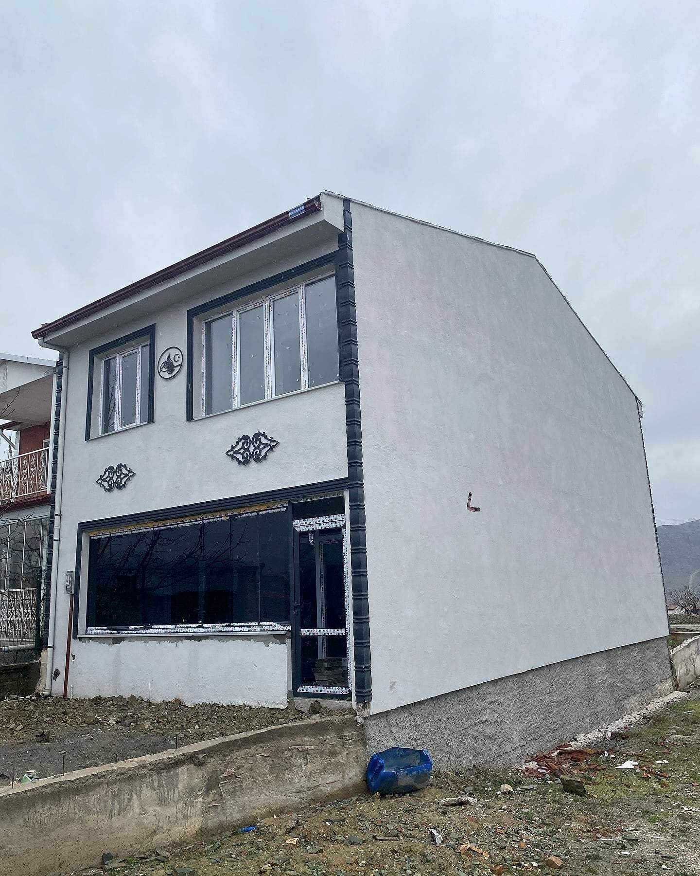 Evin köşeden görünümü