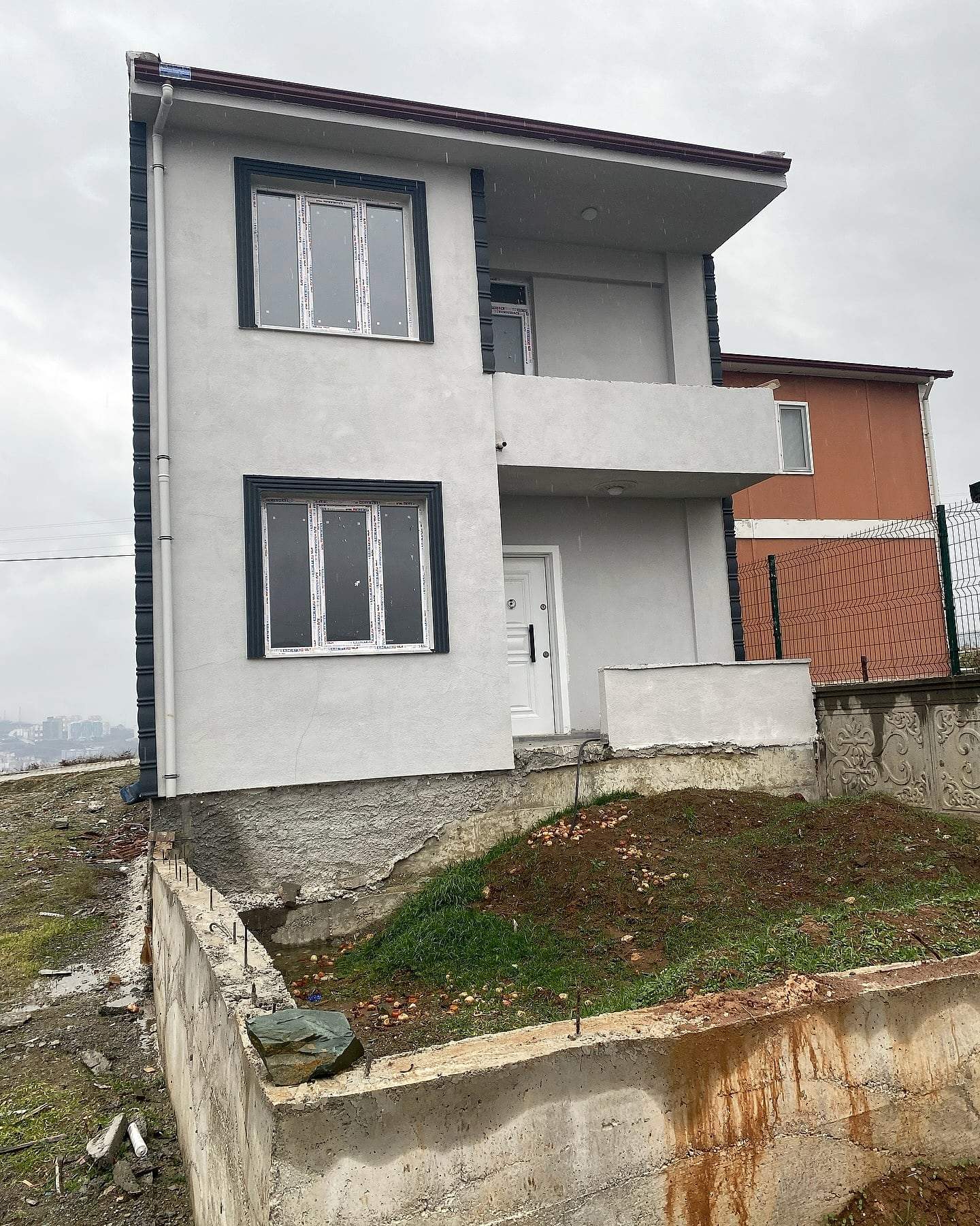 Balkon ve giriş katının yandan görünümü