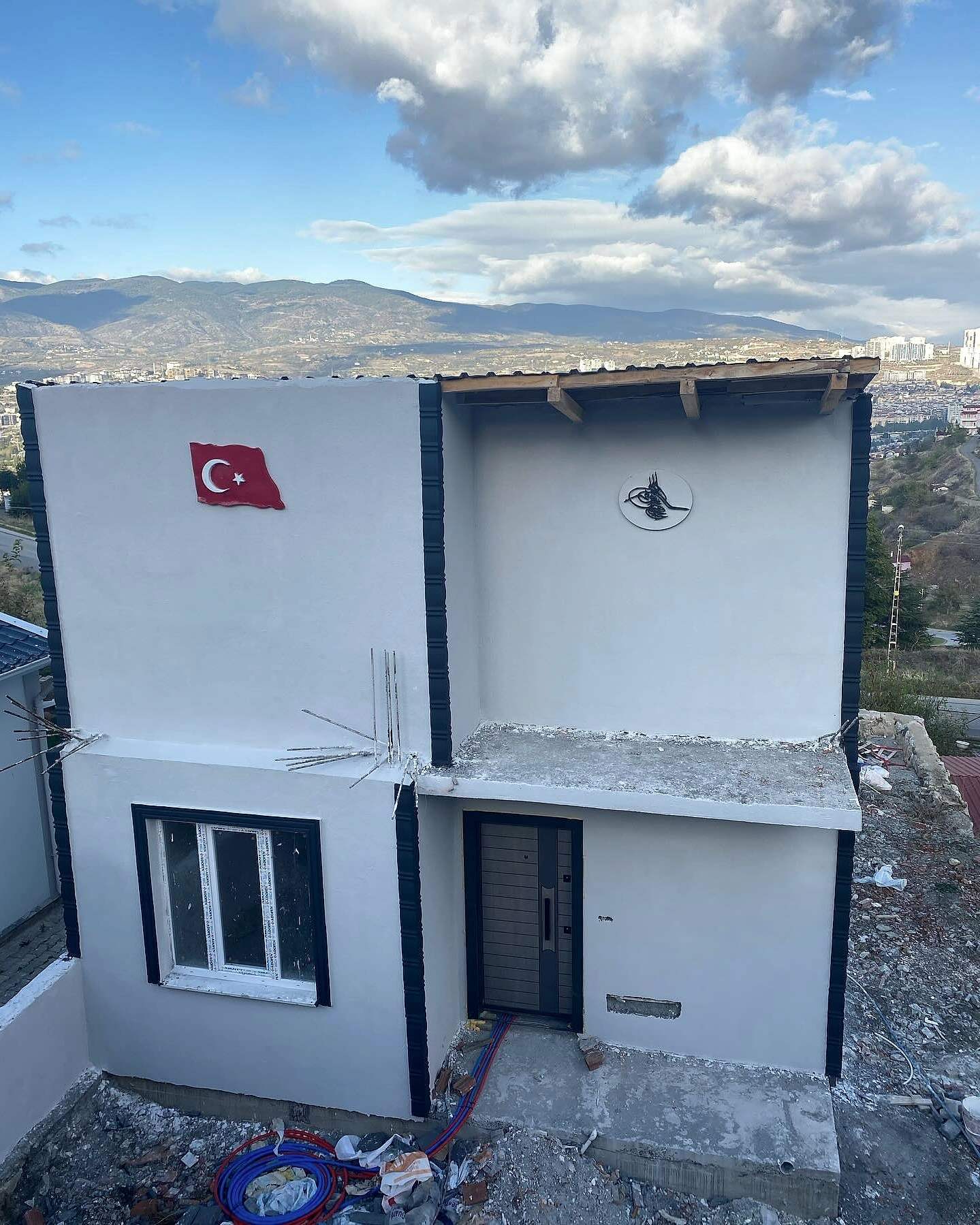 Konutun giriş cephesi ve Türk bayrağı