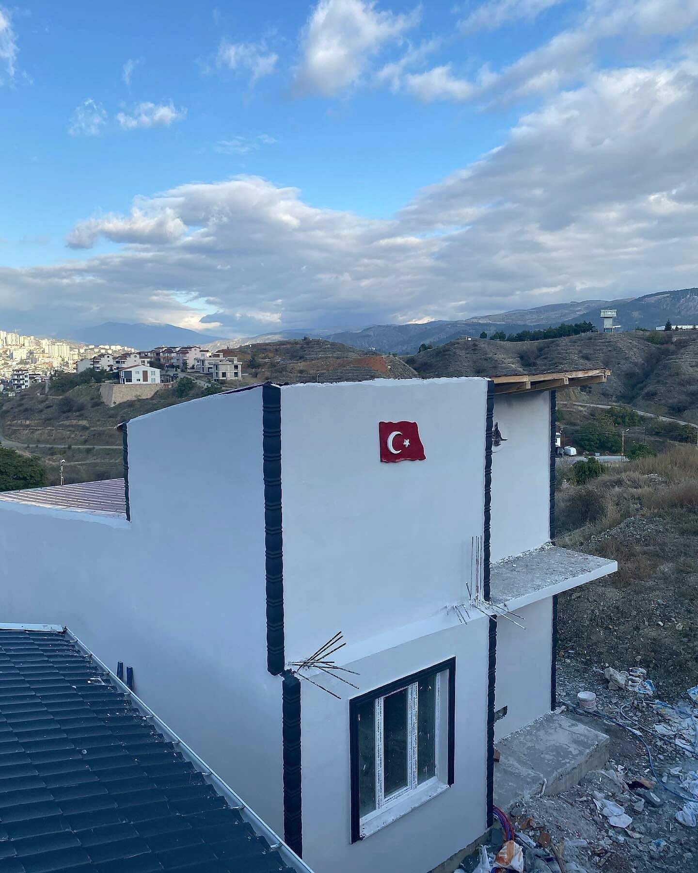 Arkada şehir manzarasıyla konut