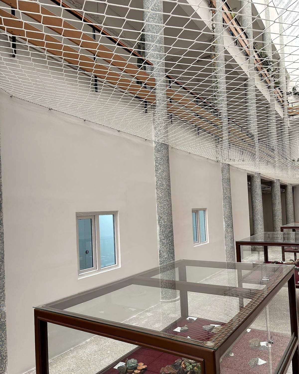Fakülte galerisinde yenilenen duvarlar ve ahşap korkuluk