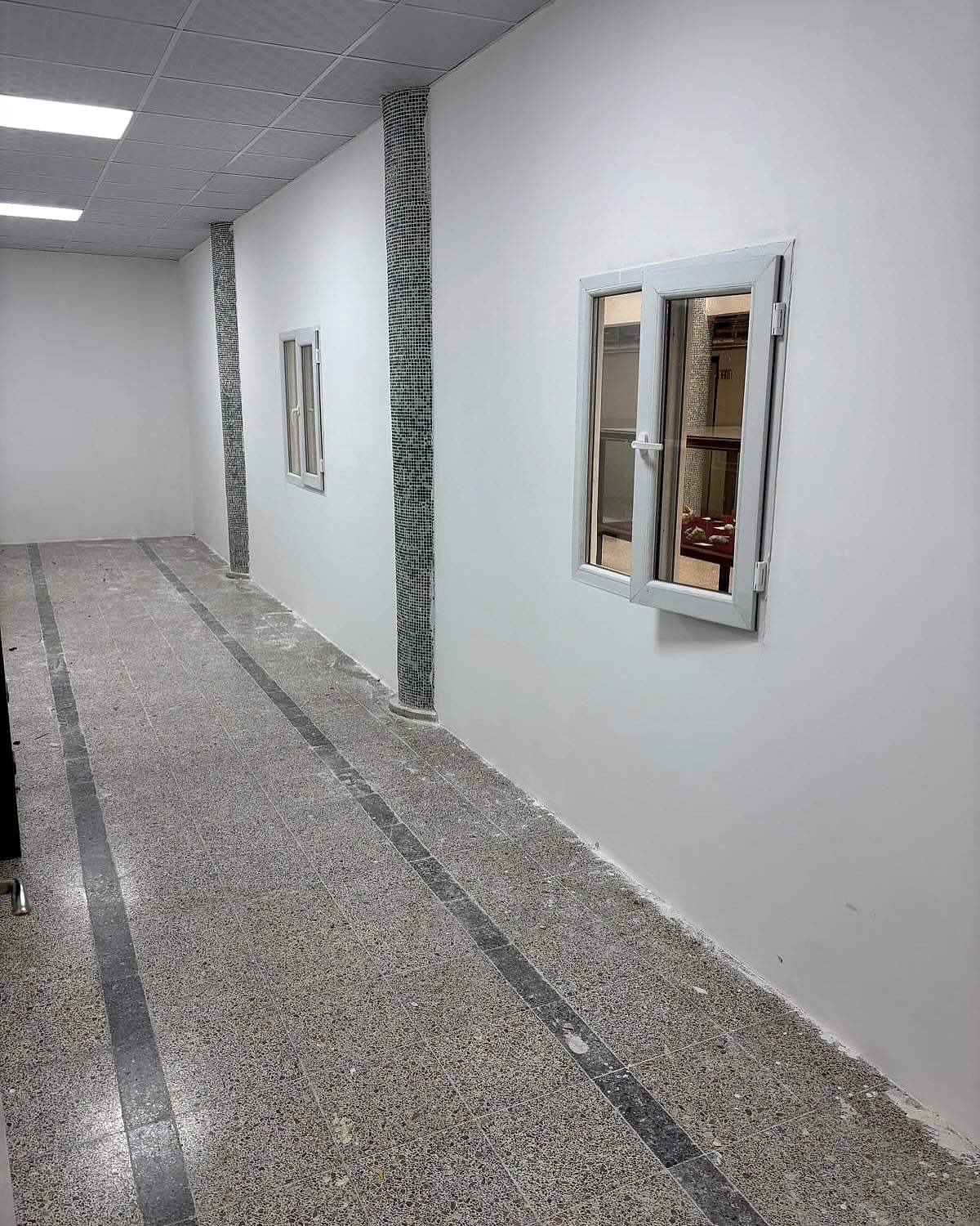 Koridorda yeni pencere ve beyaz duvarlar