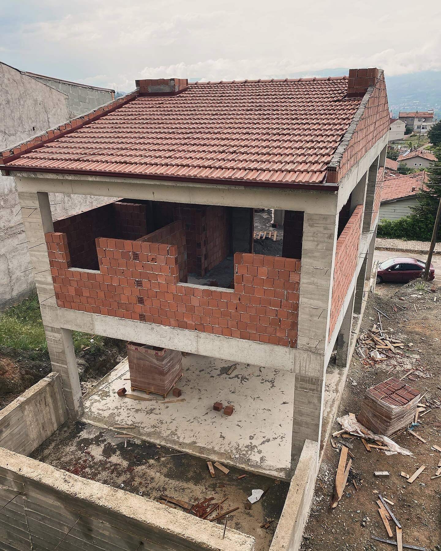 Kaba inşaatı biten kiremit çatılı iki katlı konut