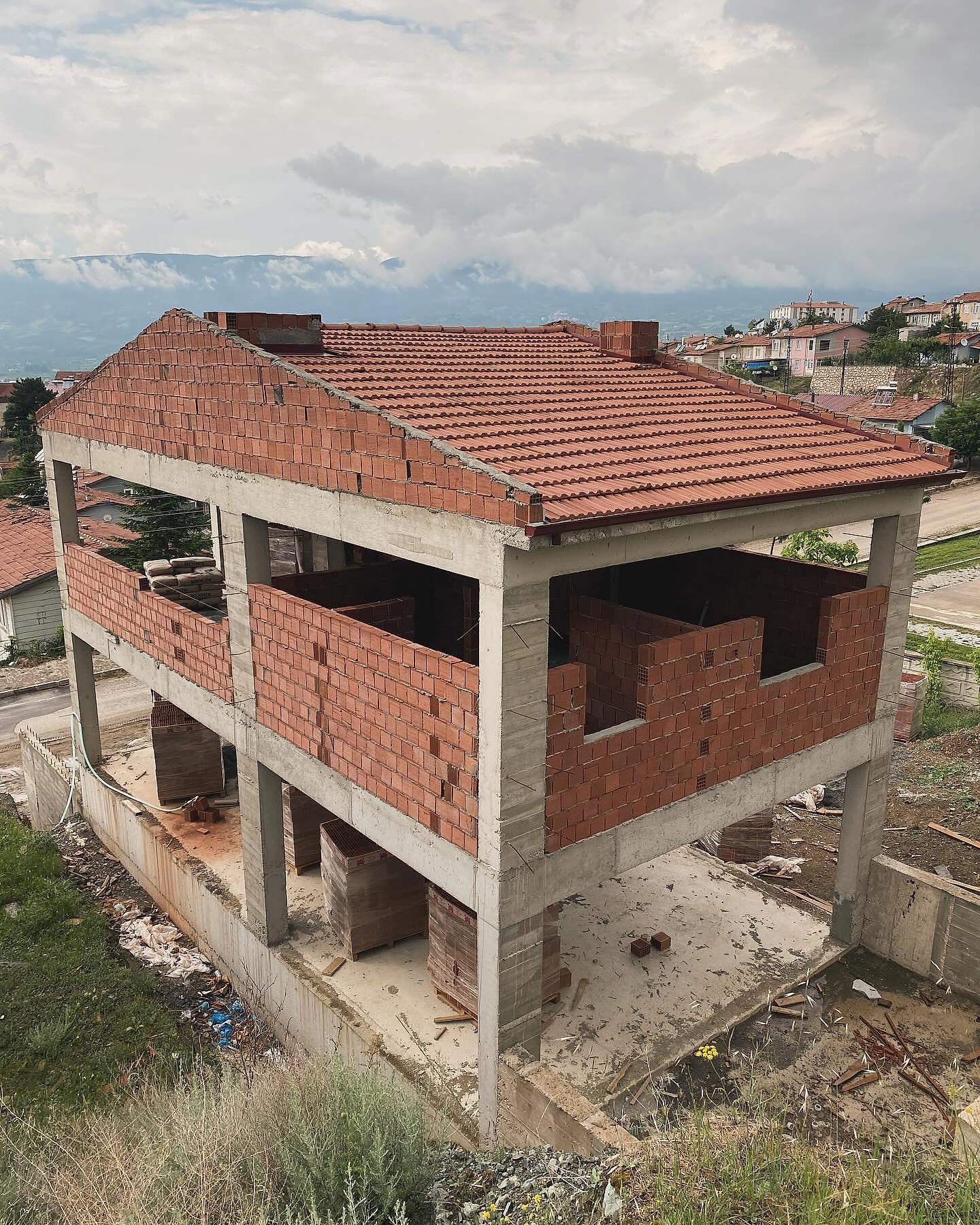 Tuğla duvarları örülen konut, yandan