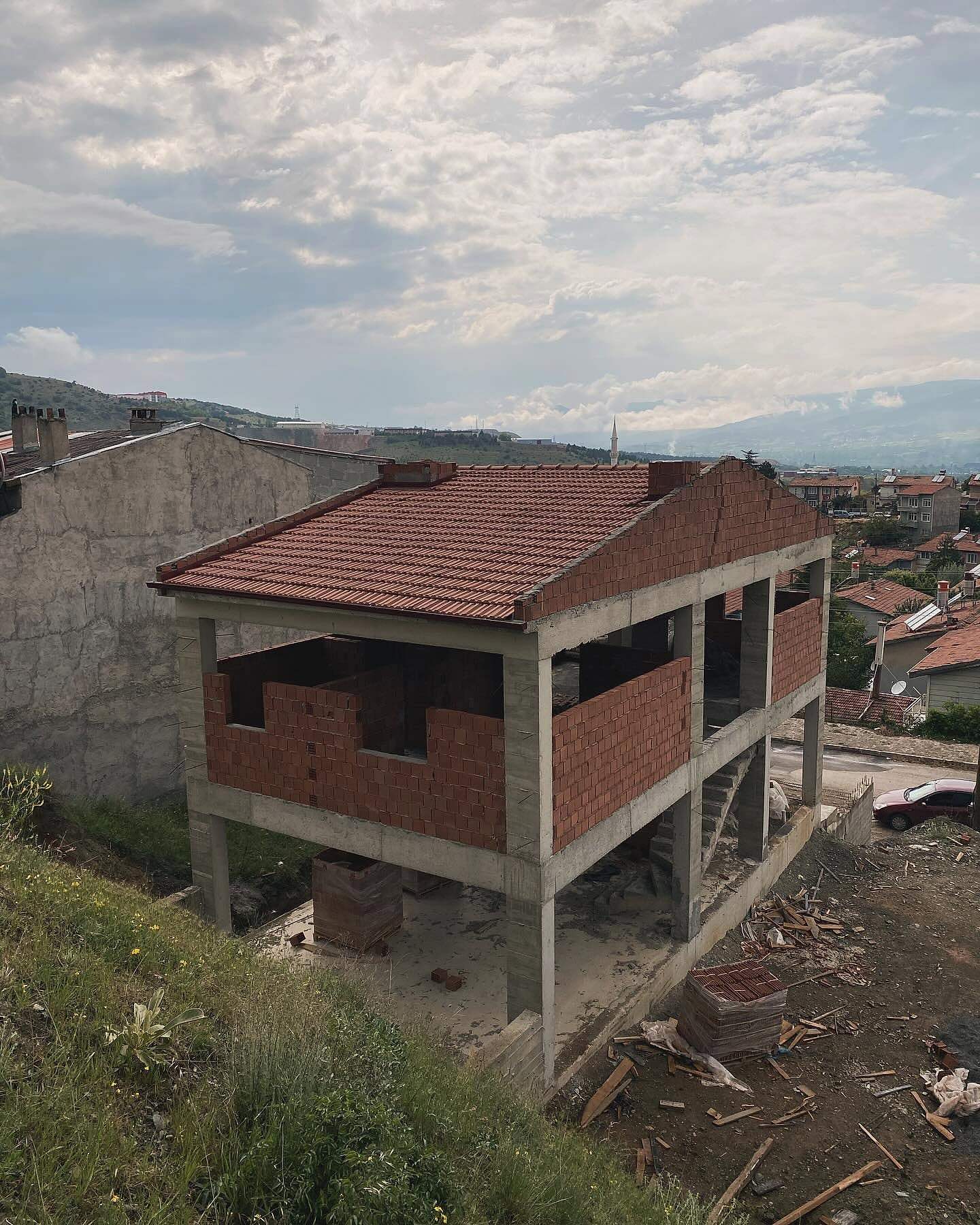 Yamaçtaki konutun kaba inşaatı