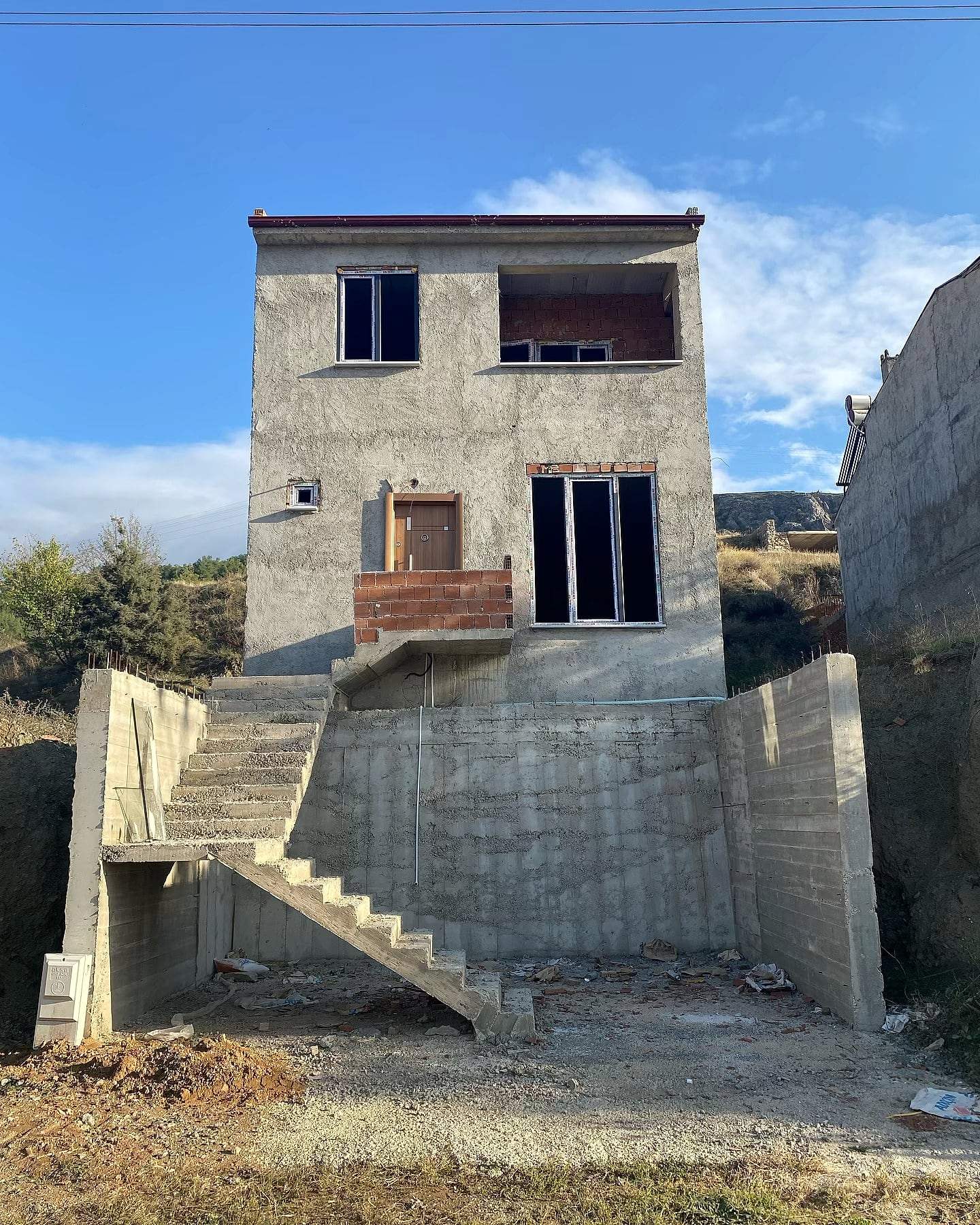 Sıvası yapılan konutun ön cephesi ve merdiveni
