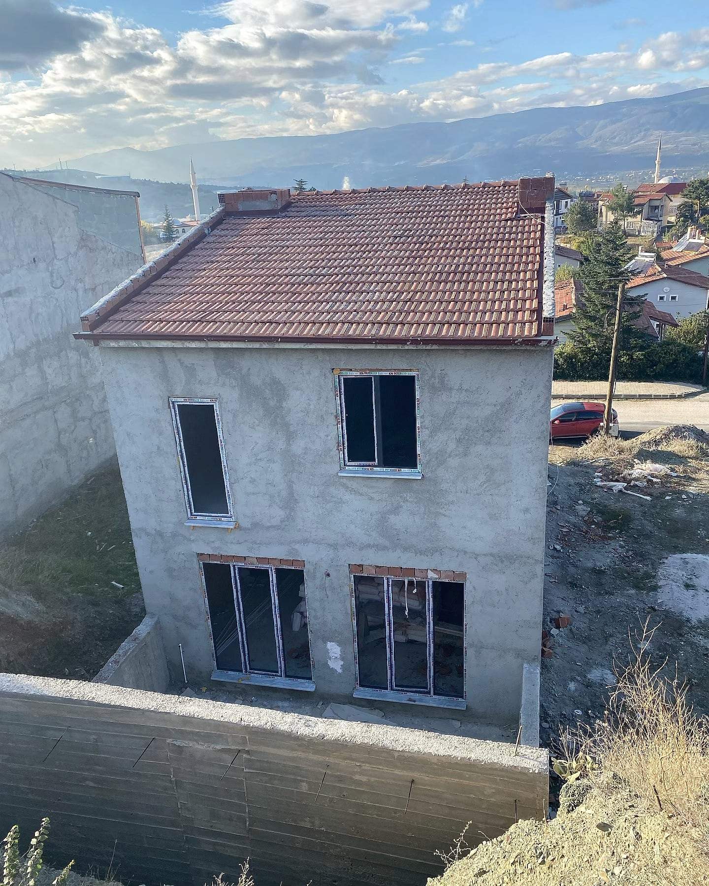 Sıvalı cephe ve kiremit çatı