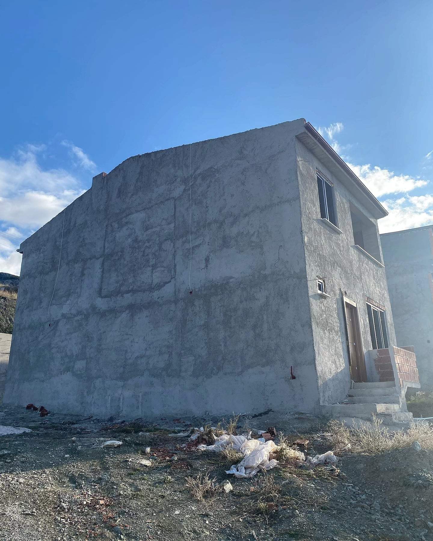 Sıvası tamamlanan konut, yandan
