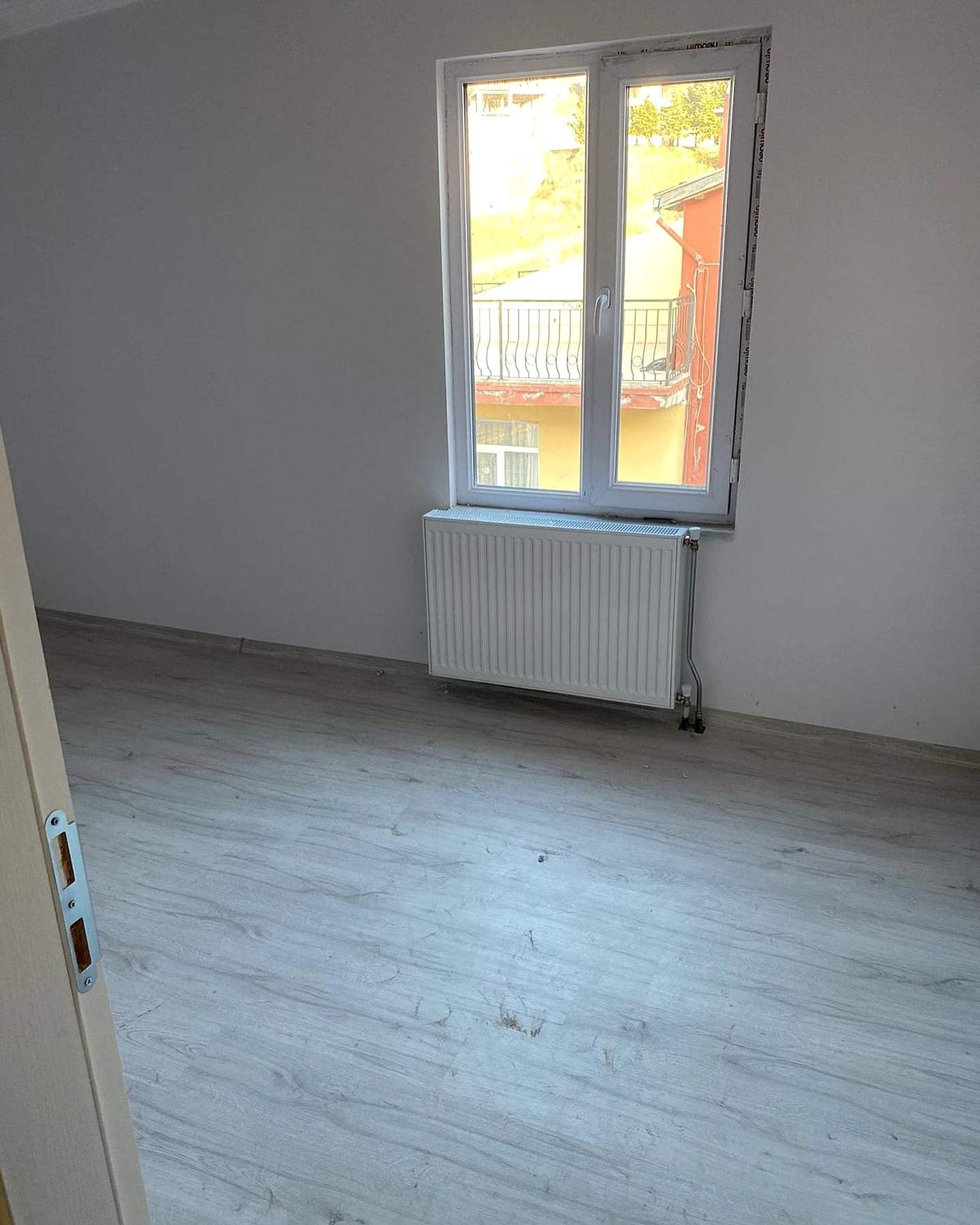 Laminat zeminli, pencereli boş oda