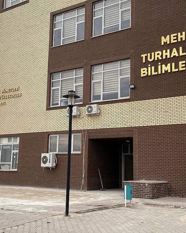 Fakülte girişi önünde yeni döşenen yürüyüş alanı