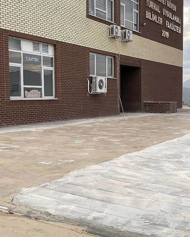 Tuğla kaplı fakülte binası önünde parke taşı zemin
