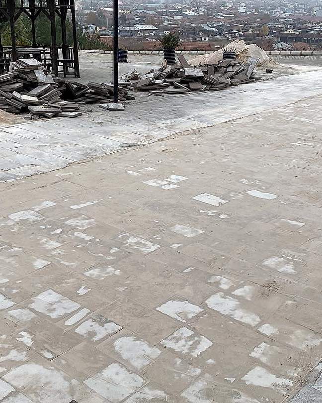 Döşenen parke taşları ve kent manzarası