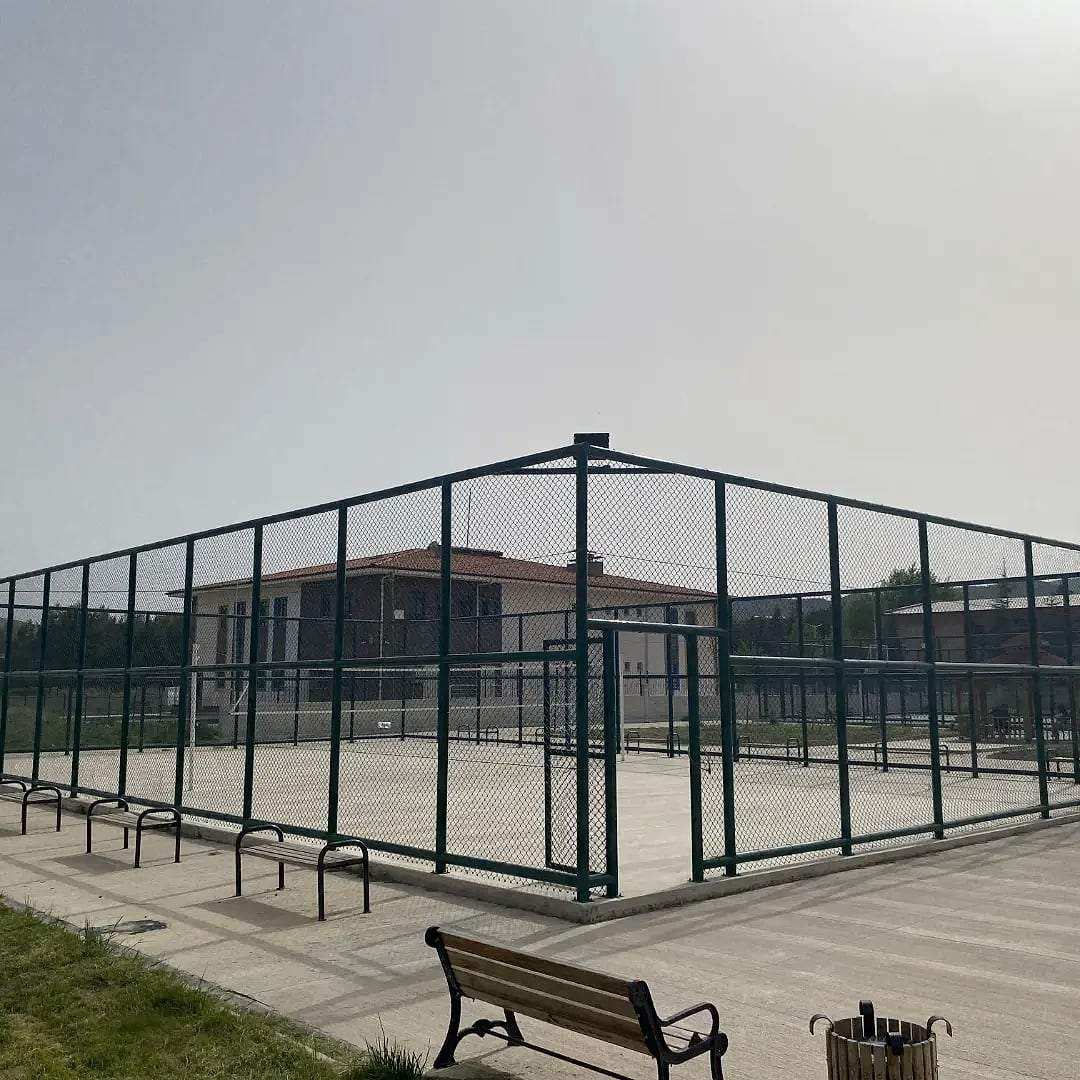 Okulun tel çitli spor sahası ve bank sırası