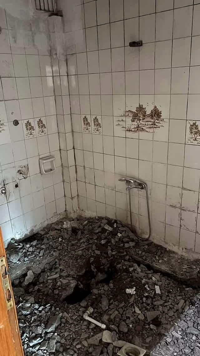 Yenileme öncesi sökülmüş eski banyo
