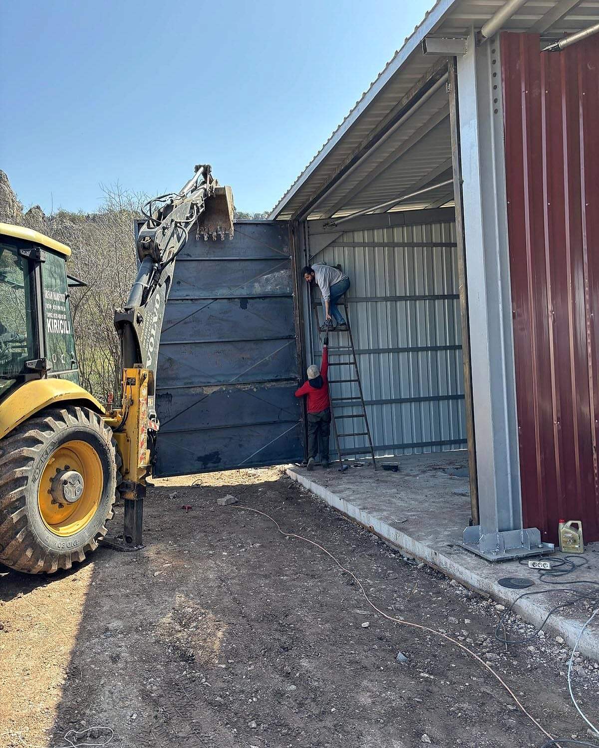 Kazıcı yükleyici eşliğinde sac kaplama montajı