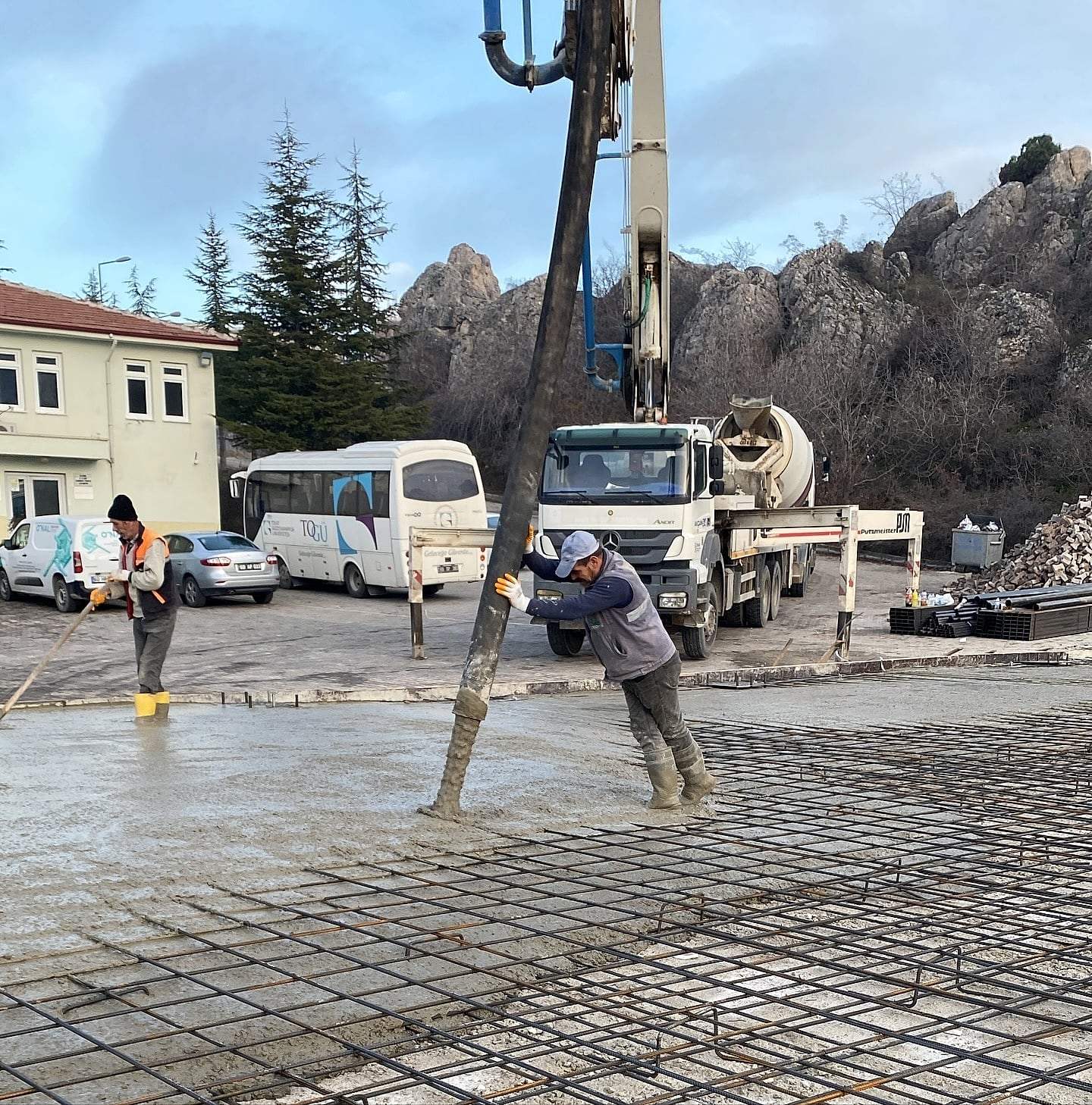 Beton pompasıyla radye temele beton dökülmesi