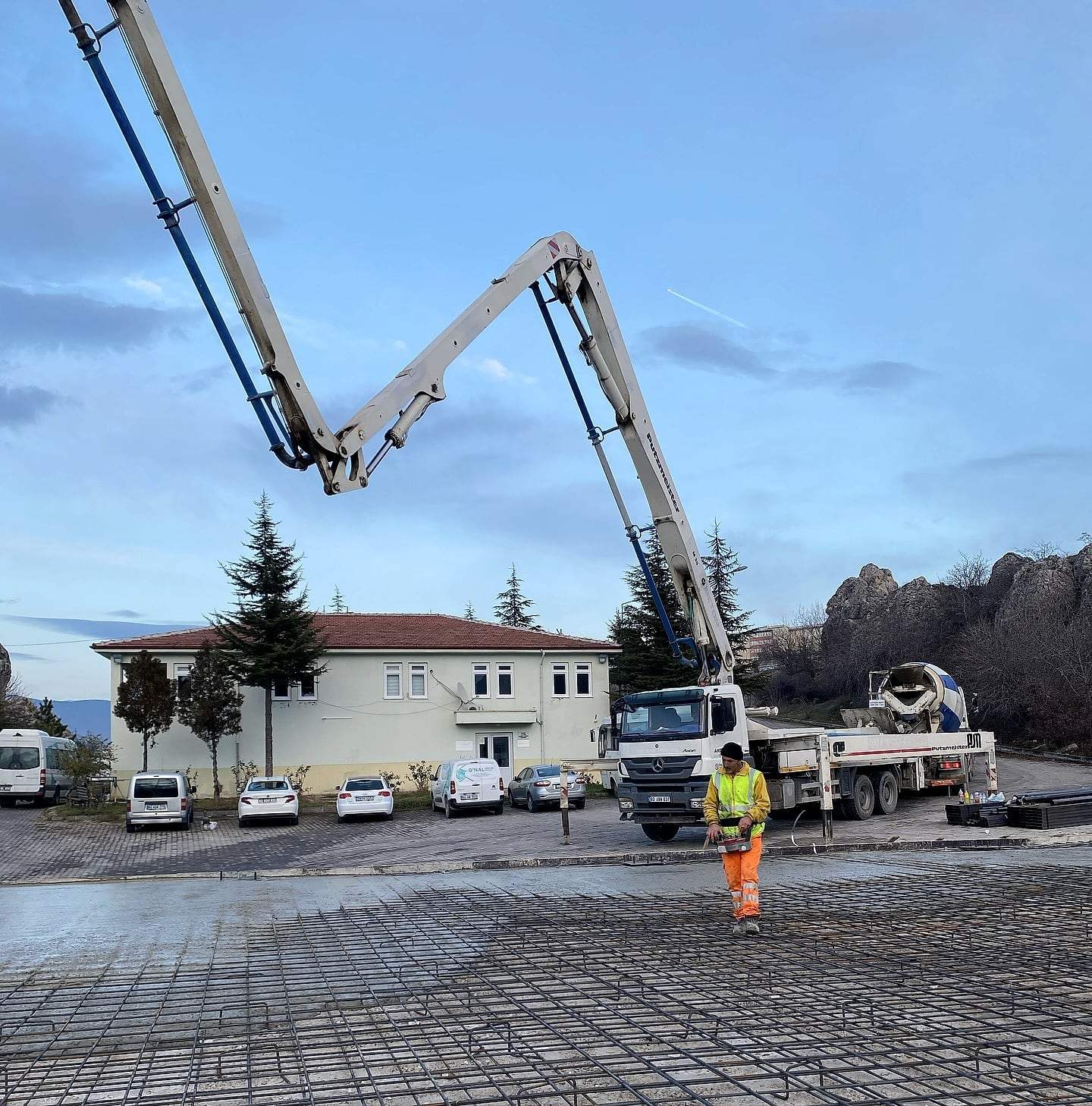 Beton pompası ve transmikser, arkada üniversite binası
