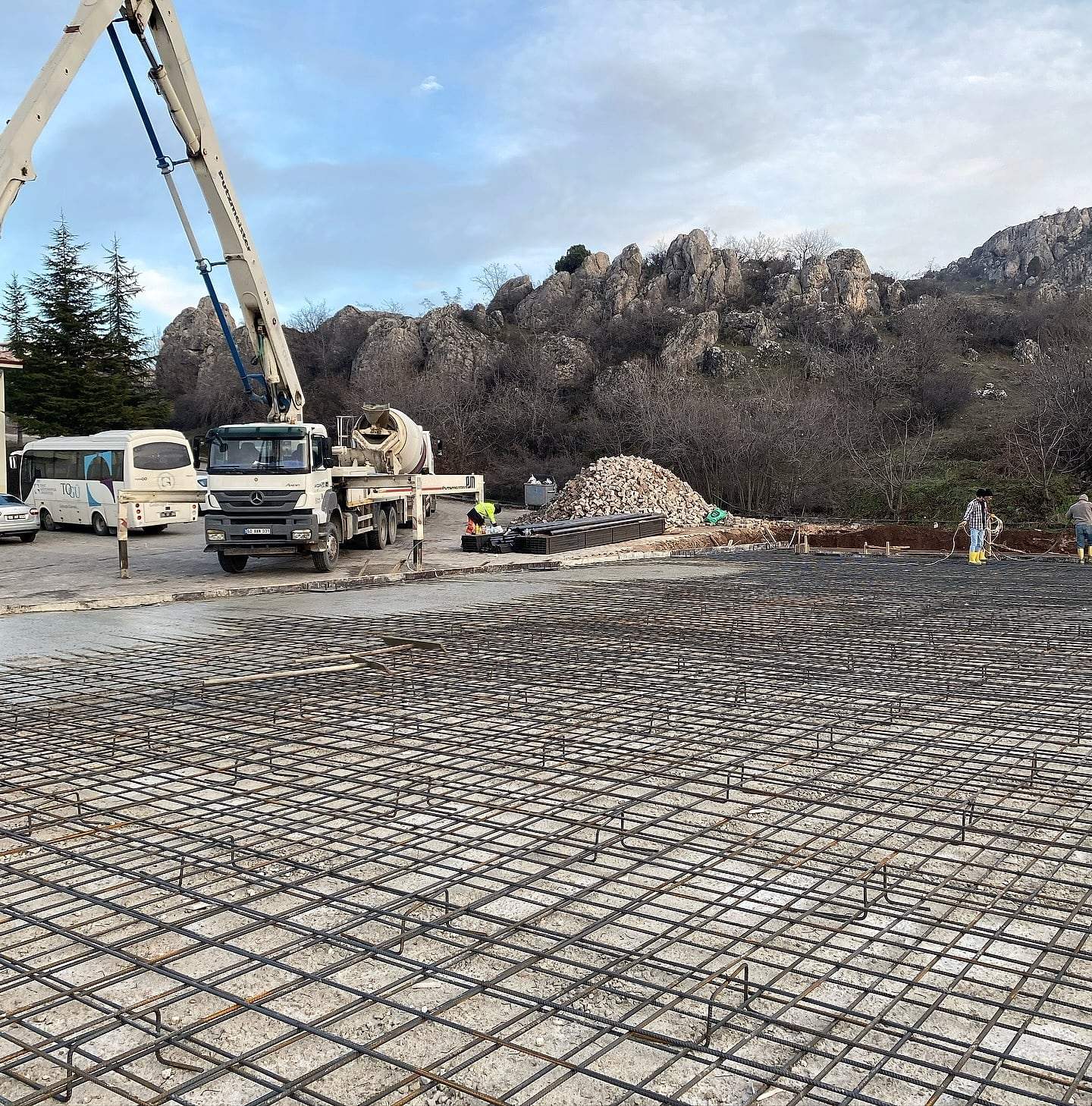 Hasır çelik döşenmiş temel ve beton pompası
