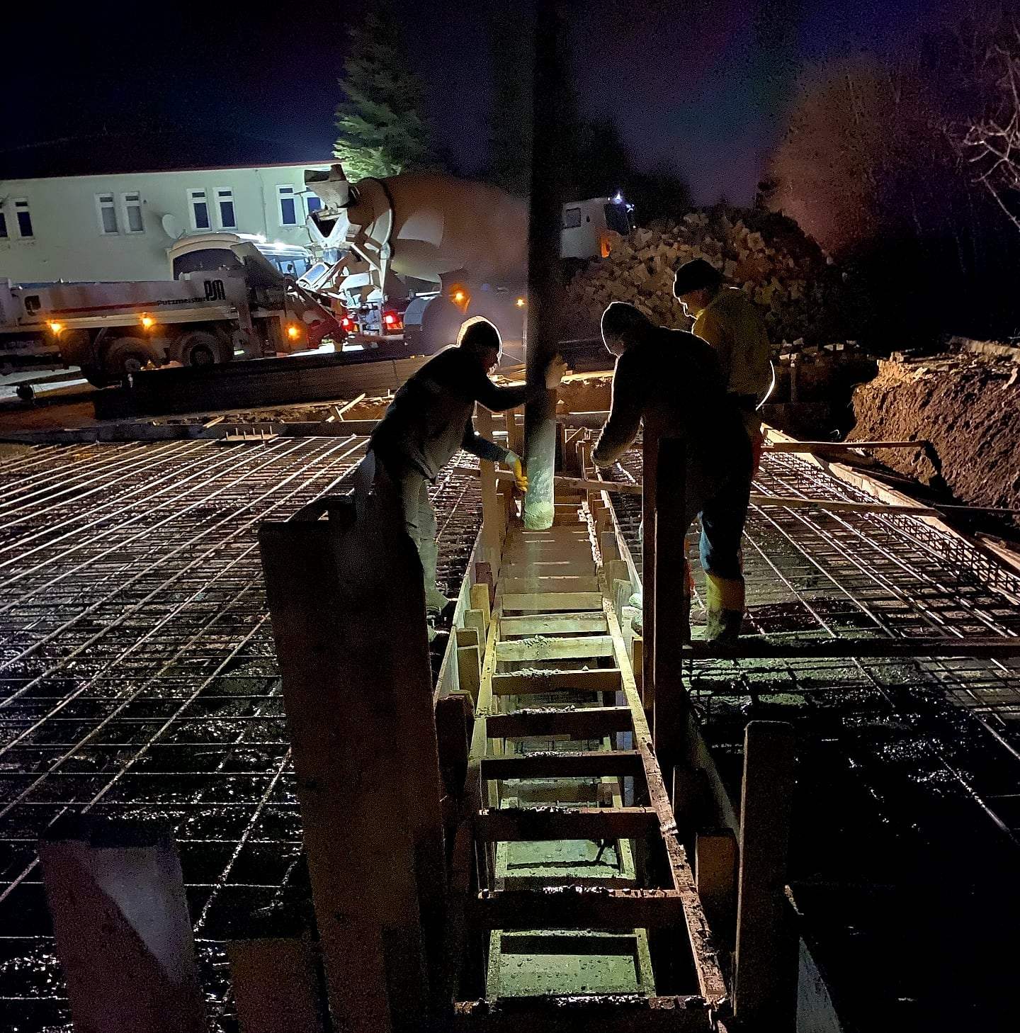 Gece beton dökümünde çalışan ekip