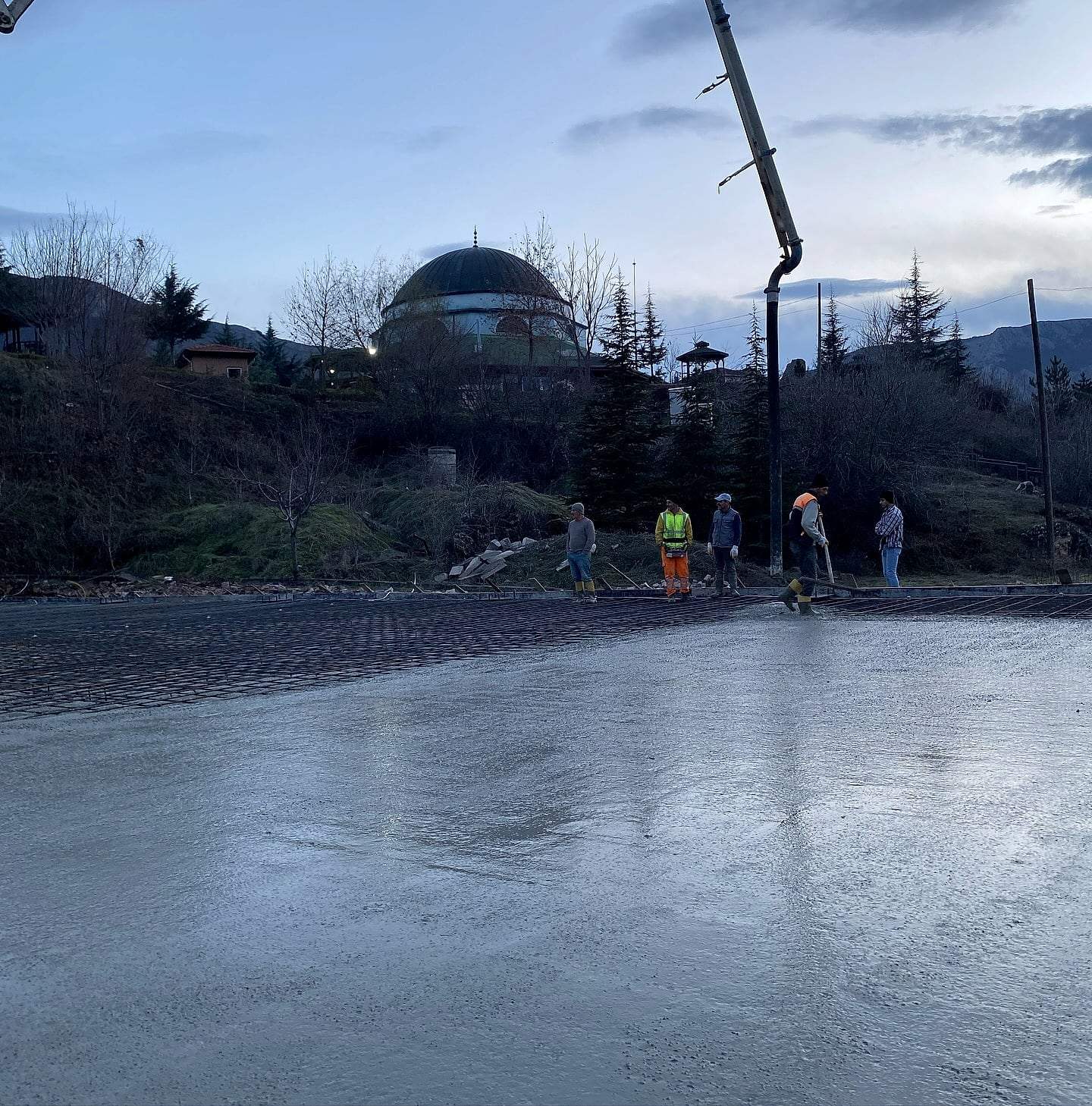 Alacakaranlıkta yeni dökülmüş beton plak
