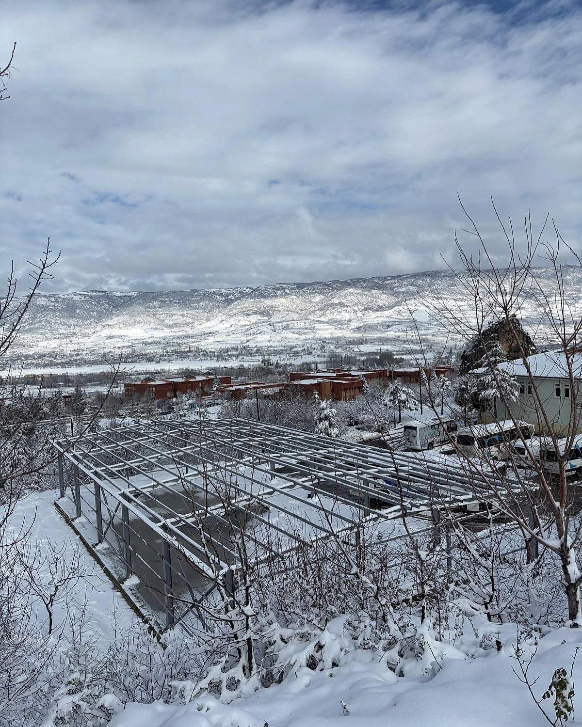 Karlı arazide yükselen çelik iskelet, yukarıdan