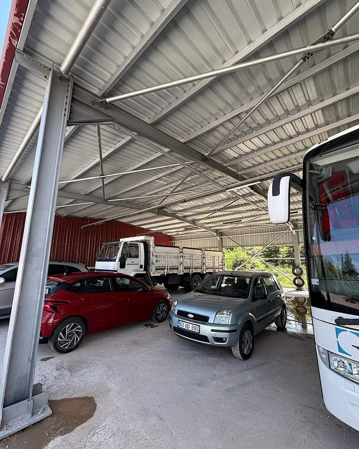 Garaj içinde park etmiş kamyon ve otomobiller