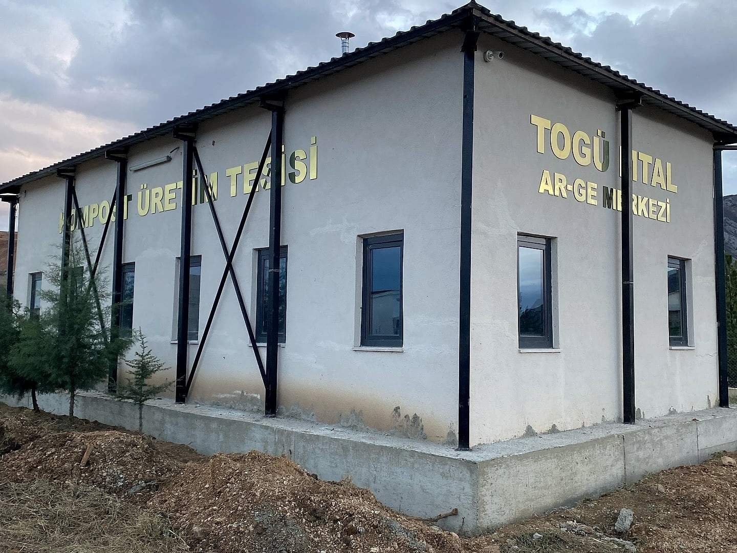 Güçlendirmesi tamamlanan tesisin çelik çaprazlı cephesi