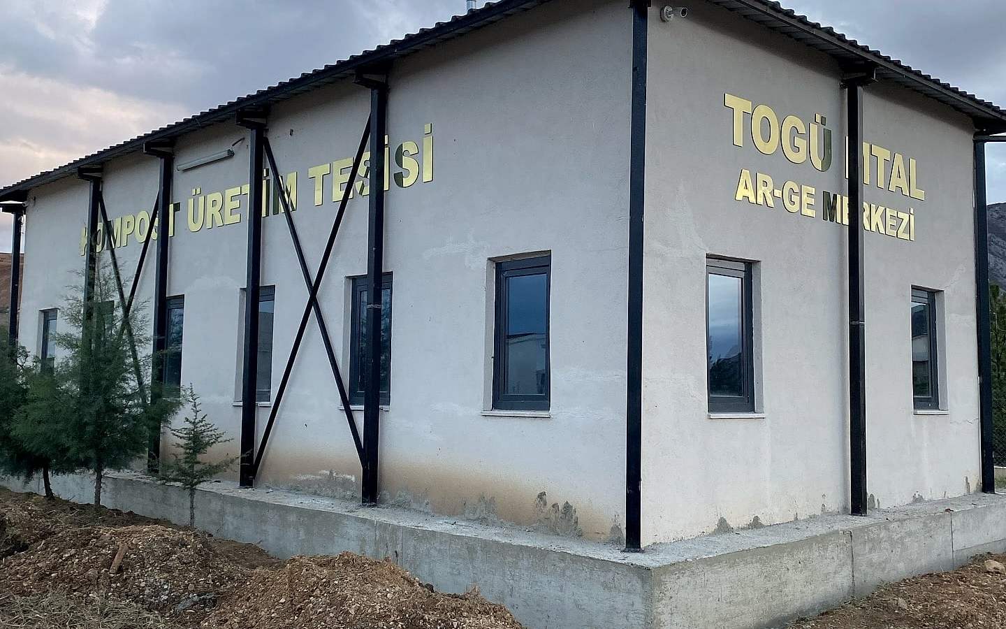 Güçlendirmesi tamamlanan tesisin çelik çaprazlı cephesi