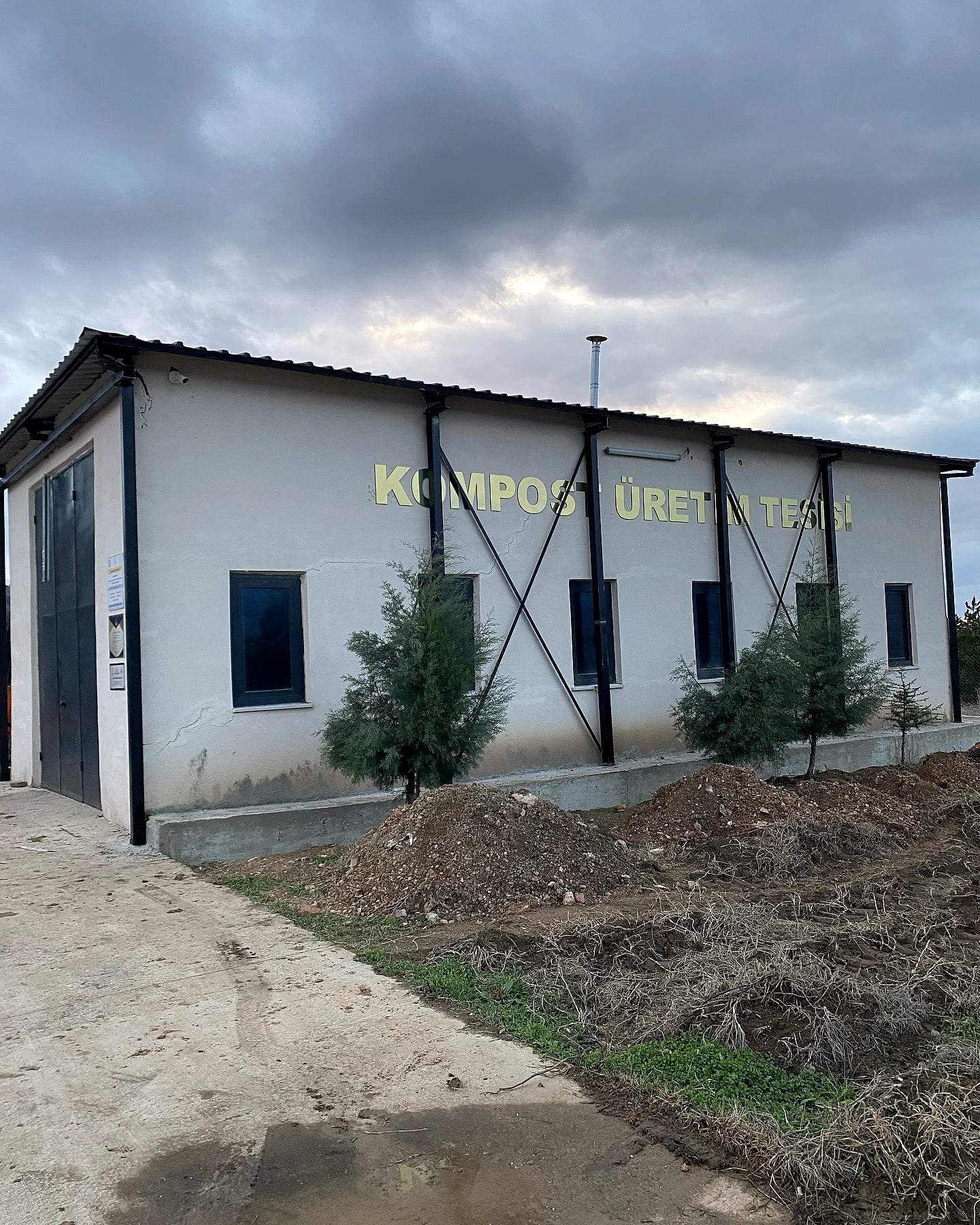 Kompost Üretim Tesisi yan cephesi ve fidanlar