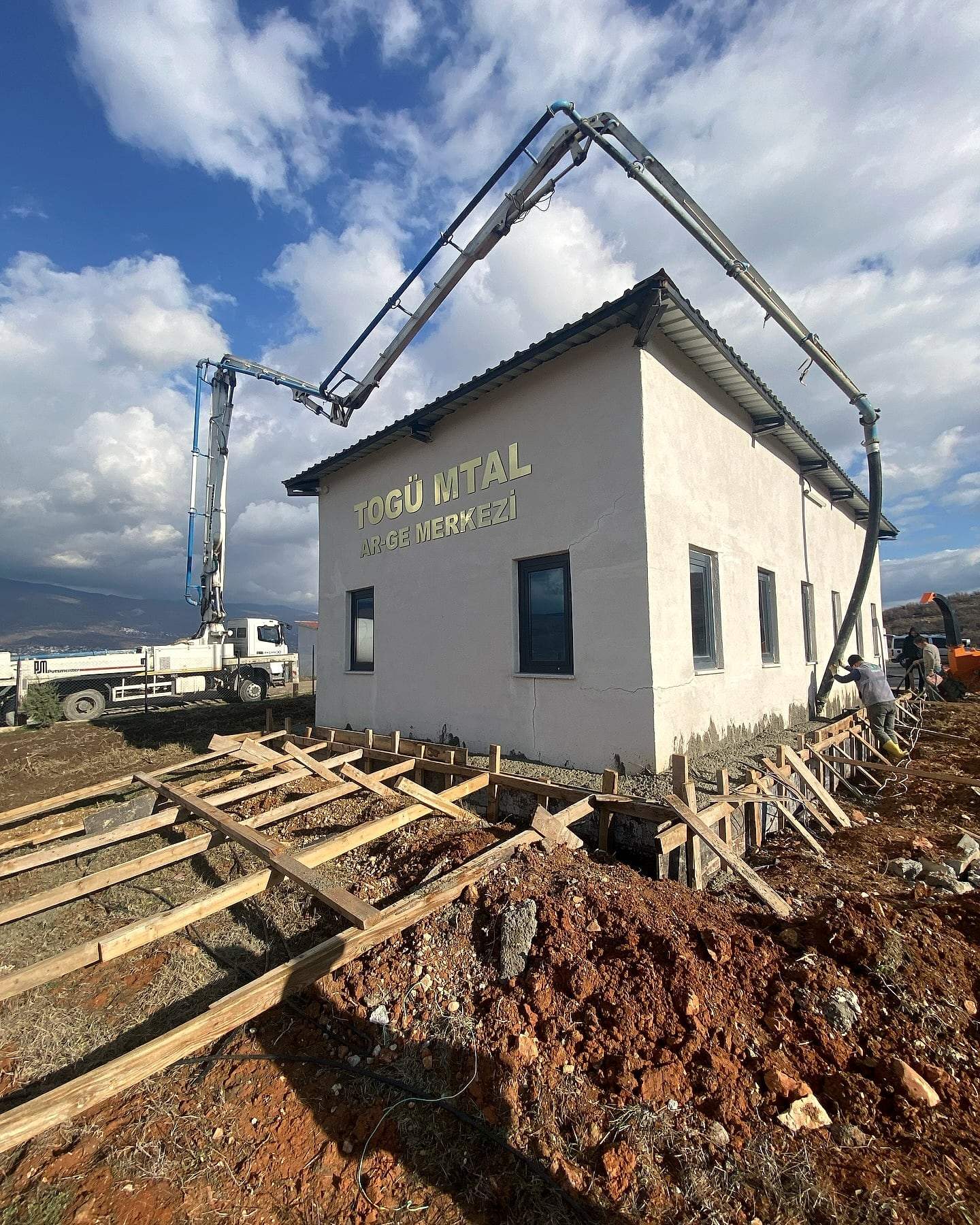 Bina çevresine beton pompasıyla döküm
