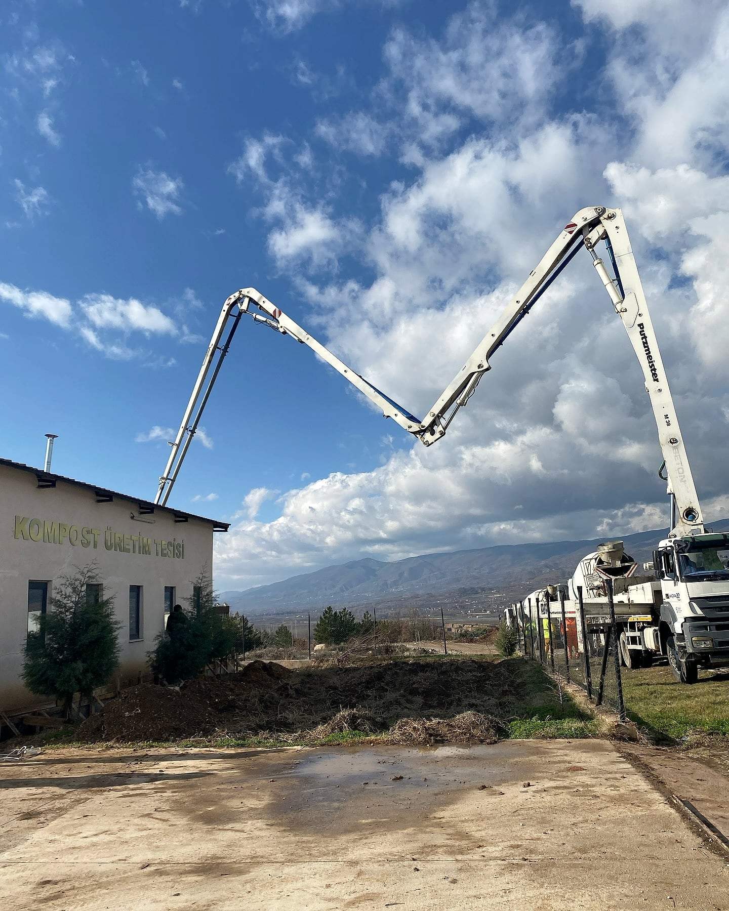Tesis arkasında çalışan beton pompası