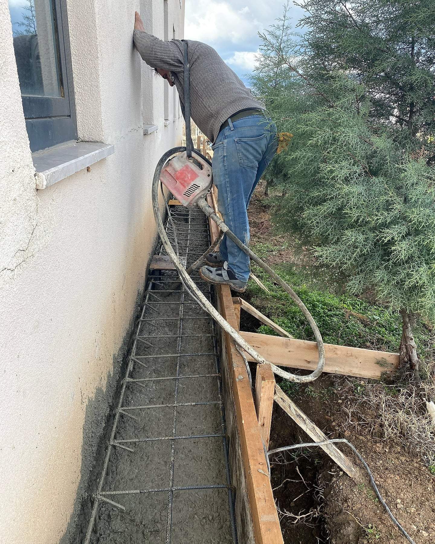 Temel kalıbına beton dökülmesi