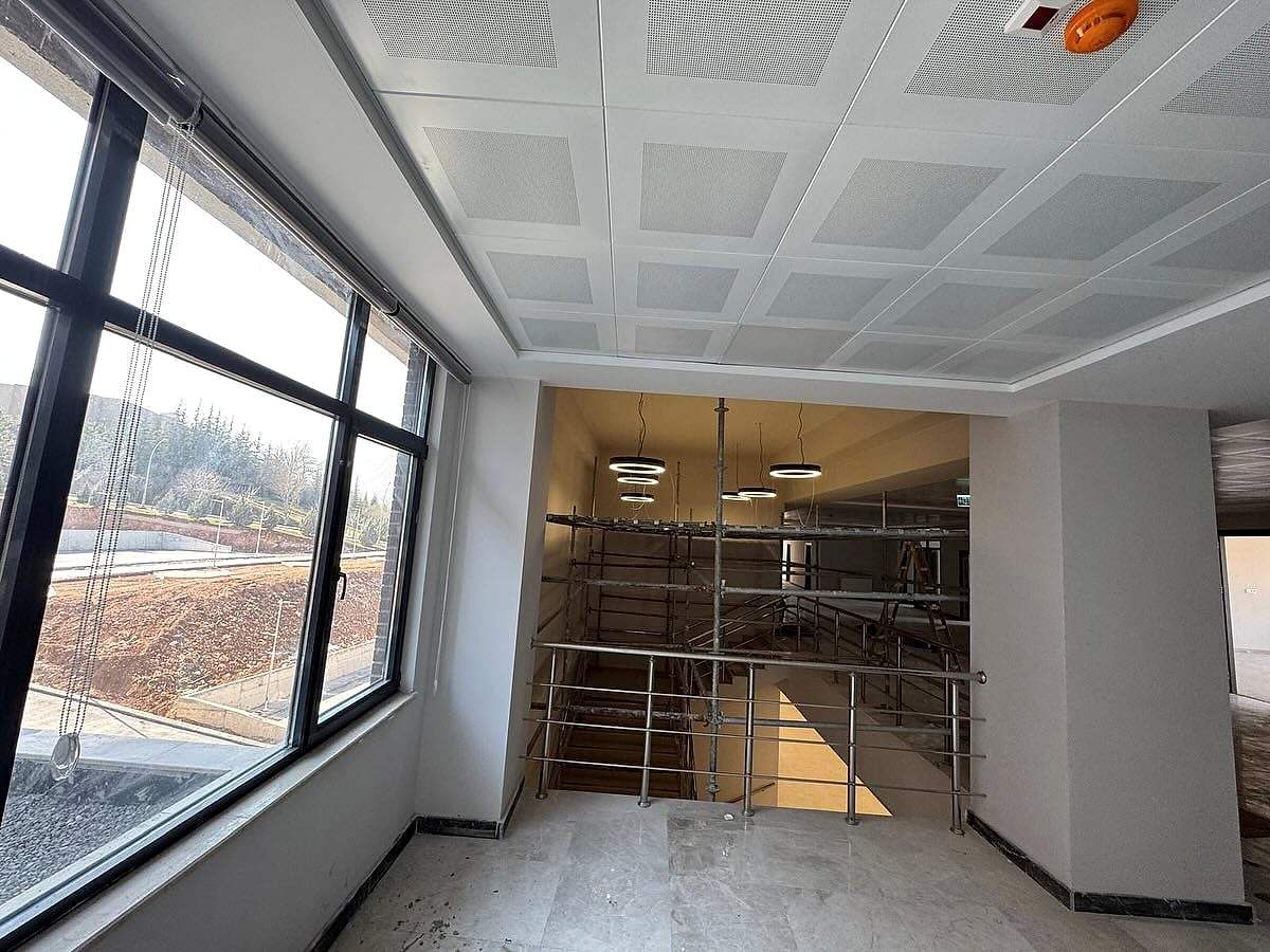 İskele kurulmuş salon ve geniş pencere
