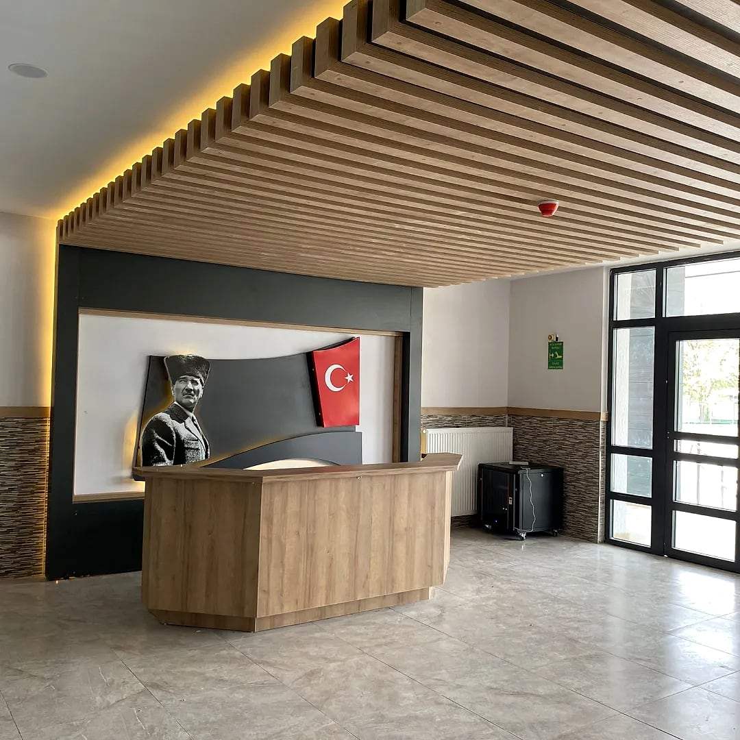 Ahşap tavan çıtalı giriş holü ve danışma bankosu