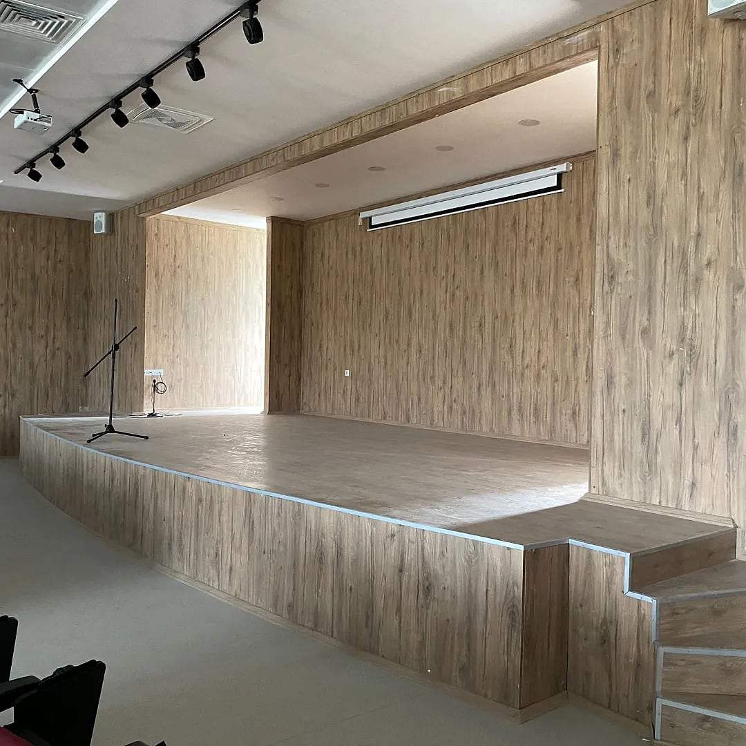 Ahşap kaplamalı konferans salonu sahnesi
