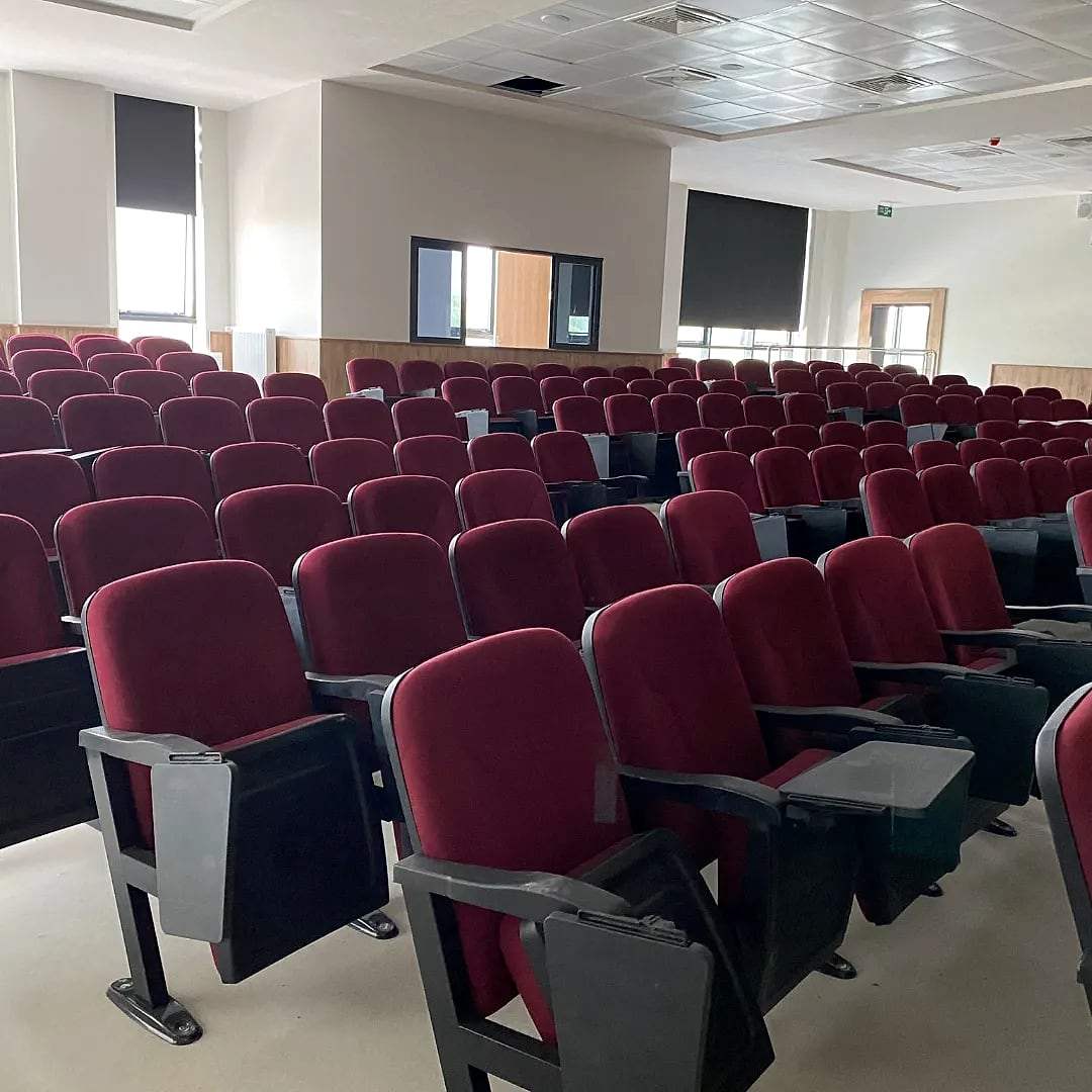 Kırmızı koltuklu konferans salonu
