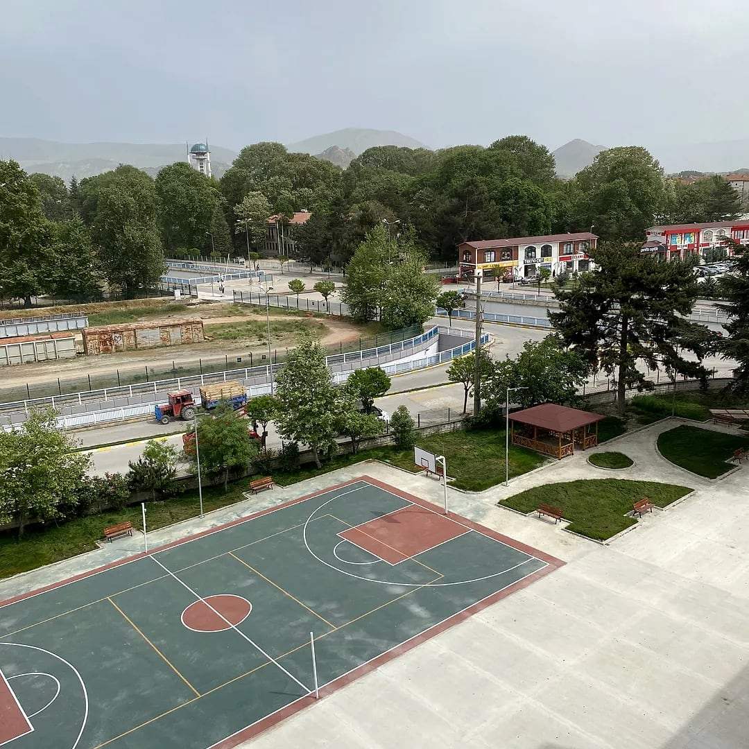 Okul bahçesindeki basketbol sahası, yukarıdan