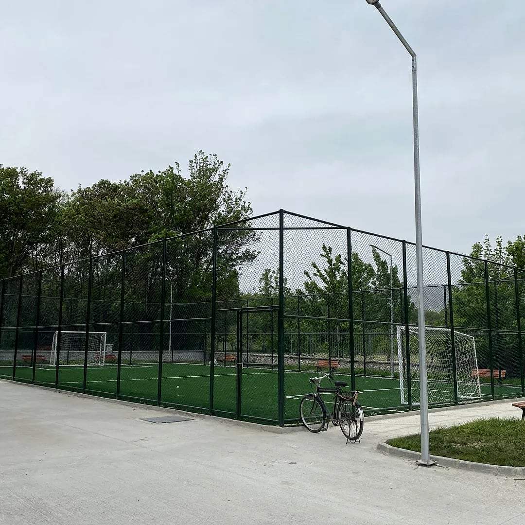 Tel çitli sentetik çim futbol sahası
