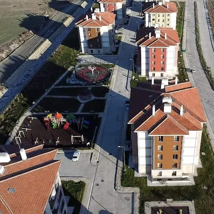 Konut blokları arasındaki çocuk oyun alanı ve yürüyüş yolları, havadan
