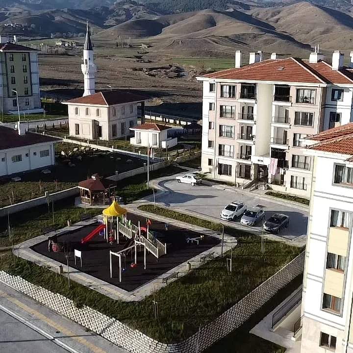 Bloklar arasında cami, çocuk parkı ve otopark