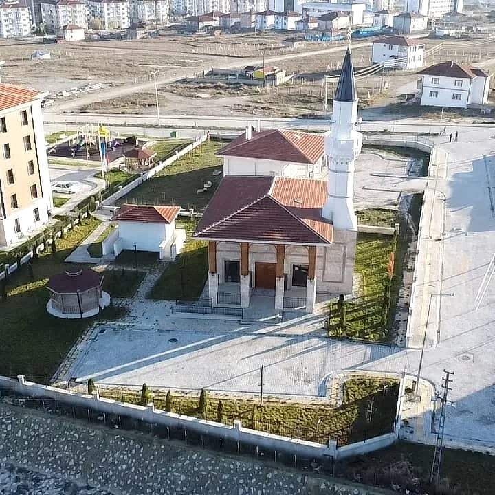 Yerleşke camisinin minaresi ve avlusu, havadan